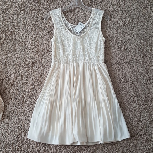 Sleeveless Ivory/Cream Dress - Picture 4 of 6